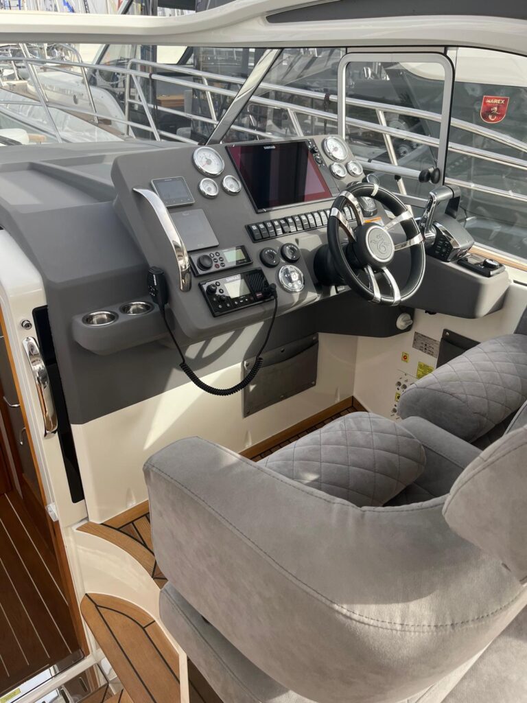 Marex 310 Sun Cruiser Peggy G Cockpit