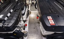 PEARL 62 MADNESS V ENGINE ROOM