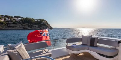 charter a yacht pearl 62